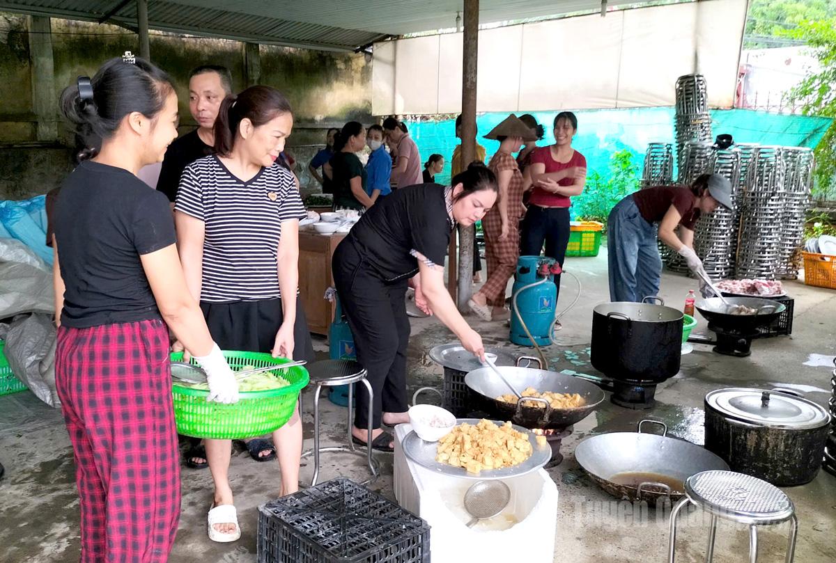Người dân xã Chiêm Hoá nấu cơm miễn phí cho các hộ gia đình bị ảnh hưởng bởi mưa lũ. Ảnh: Hoàng Trang