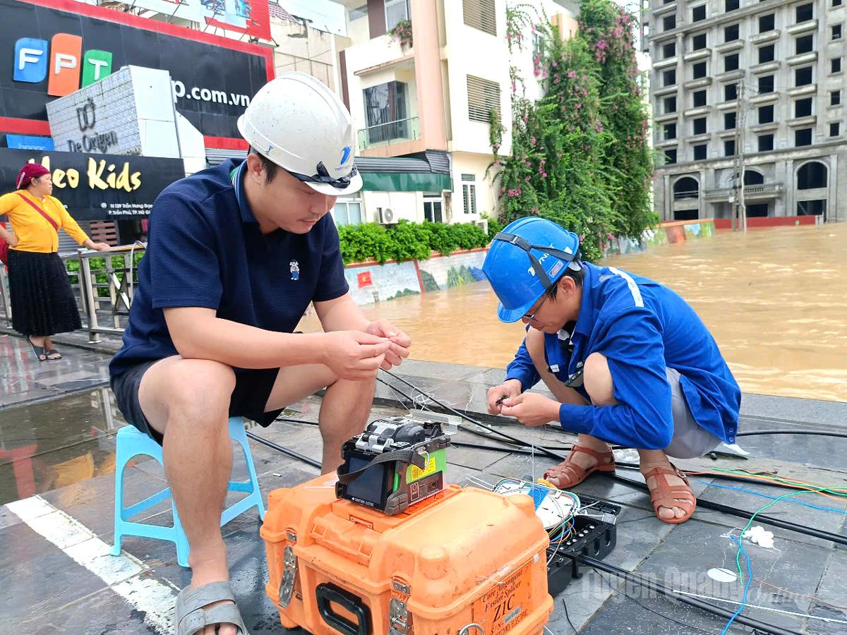 Cán bộ Công ty VNPT Hà Giang sửa chữa đường dây mạng viễn thông để đảm bảo thông tin liên lạc cho người dân. Ảnh: Lê Hải