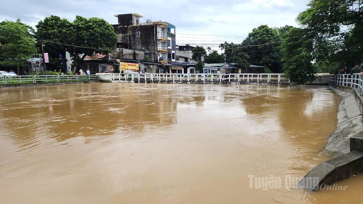 Khu cầu Chả, phuòng Minh Xuân, nước dâng cao chảy ngược từ sông Lô vào trong nội thành. Ảnh: Thanh Phúc