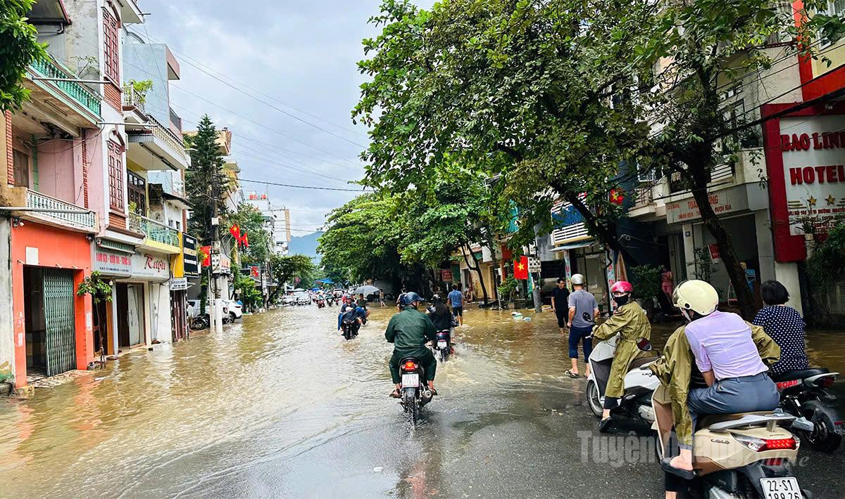 Khu vực đường Nguyễn Trãi nước gần vào nhà dân. Ảnh: Đức Thái