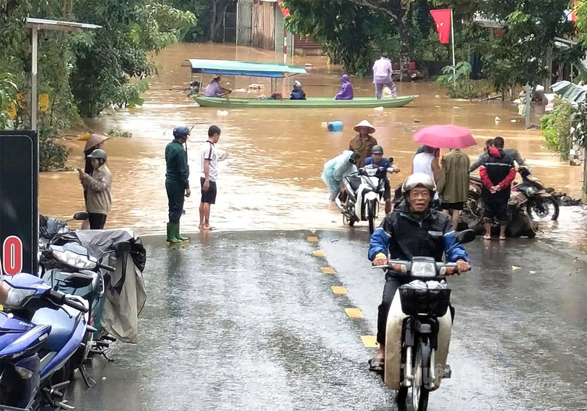 Tuyến đường Năng Khả đi Thượng Lâm có đoạn ngập sâu trên 2m. Ảnh: Mạnh Tùng