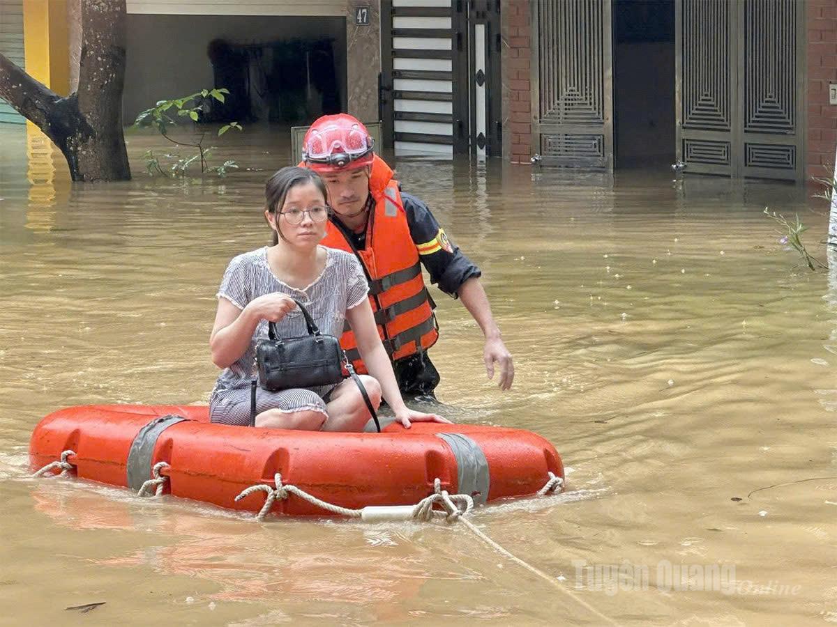 Lực lượng Công an cứu hộ dân tại phường Hà Giang 1. Ảnh: Bình Minh.