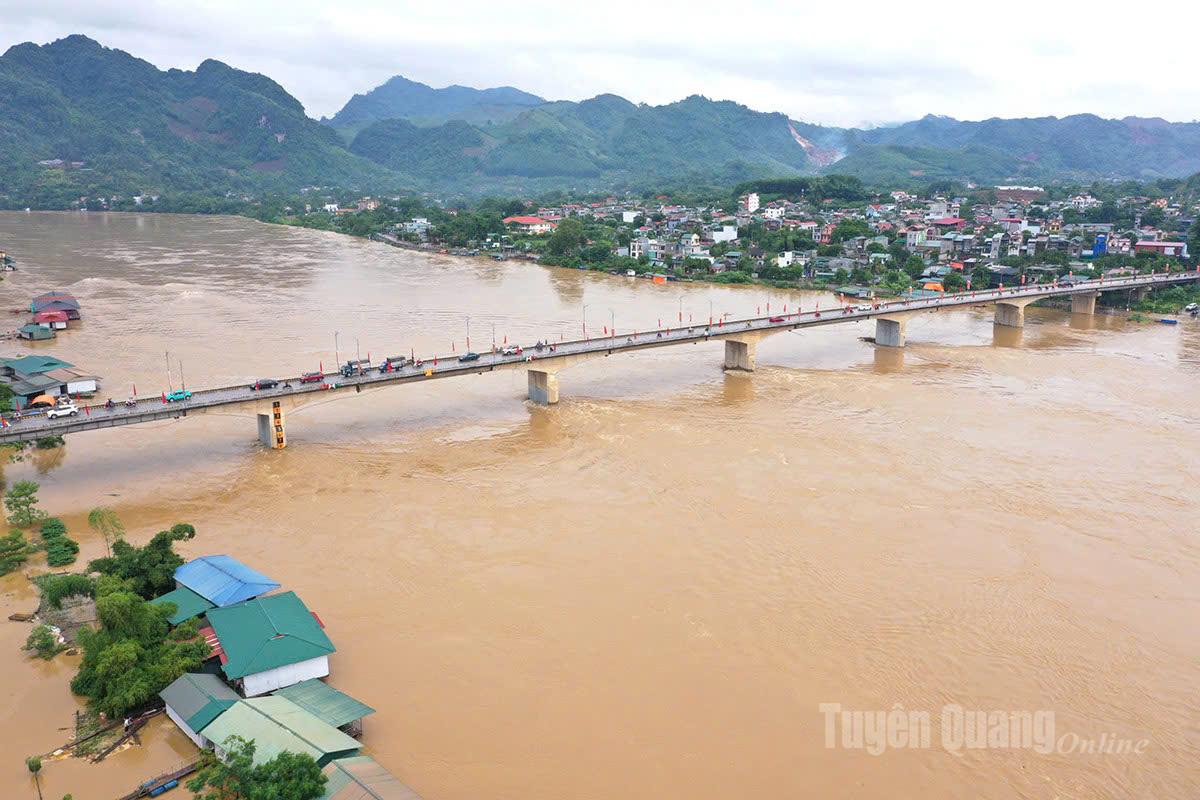 Nước Sông Lô chảy xiết qua đoạn cầu Nông Tiến. Ảnh: Lưu Khiêm