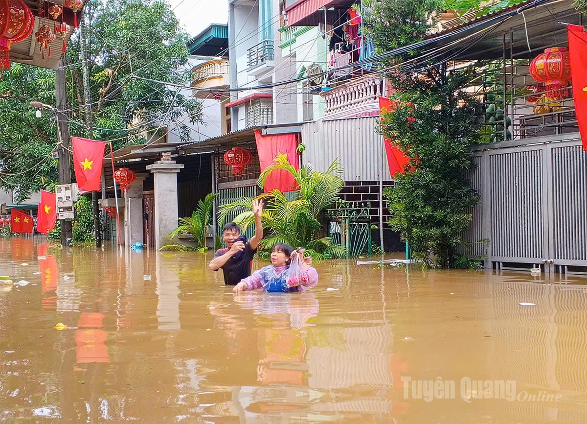 Tổ 3 trần phú, phường hà giang 2 vẫn ngập sâu. Ảnh: Văn Long