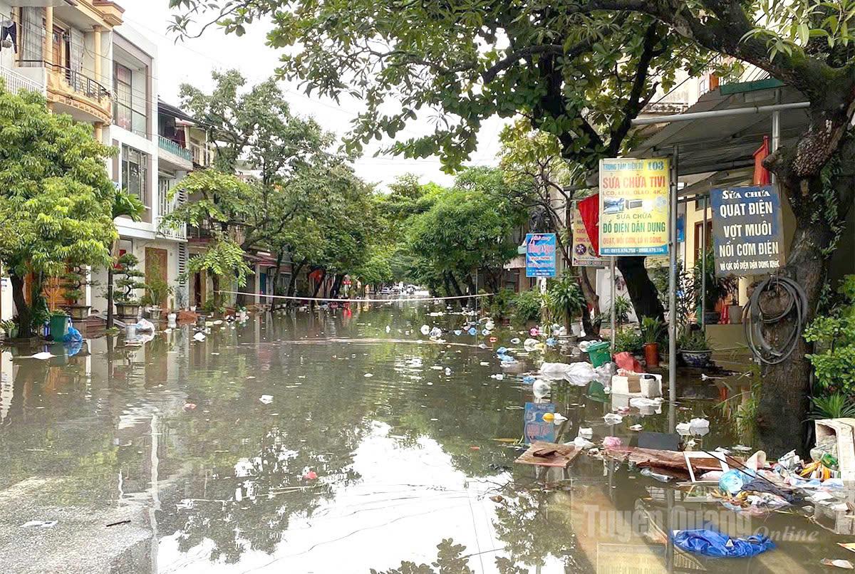 Nhiều tuyến đường trên địa bàn phường Minh Xuân bị ngập kéo theo lượng rác thải tràn ra đáng kể. Ảnh: Thuý Nga