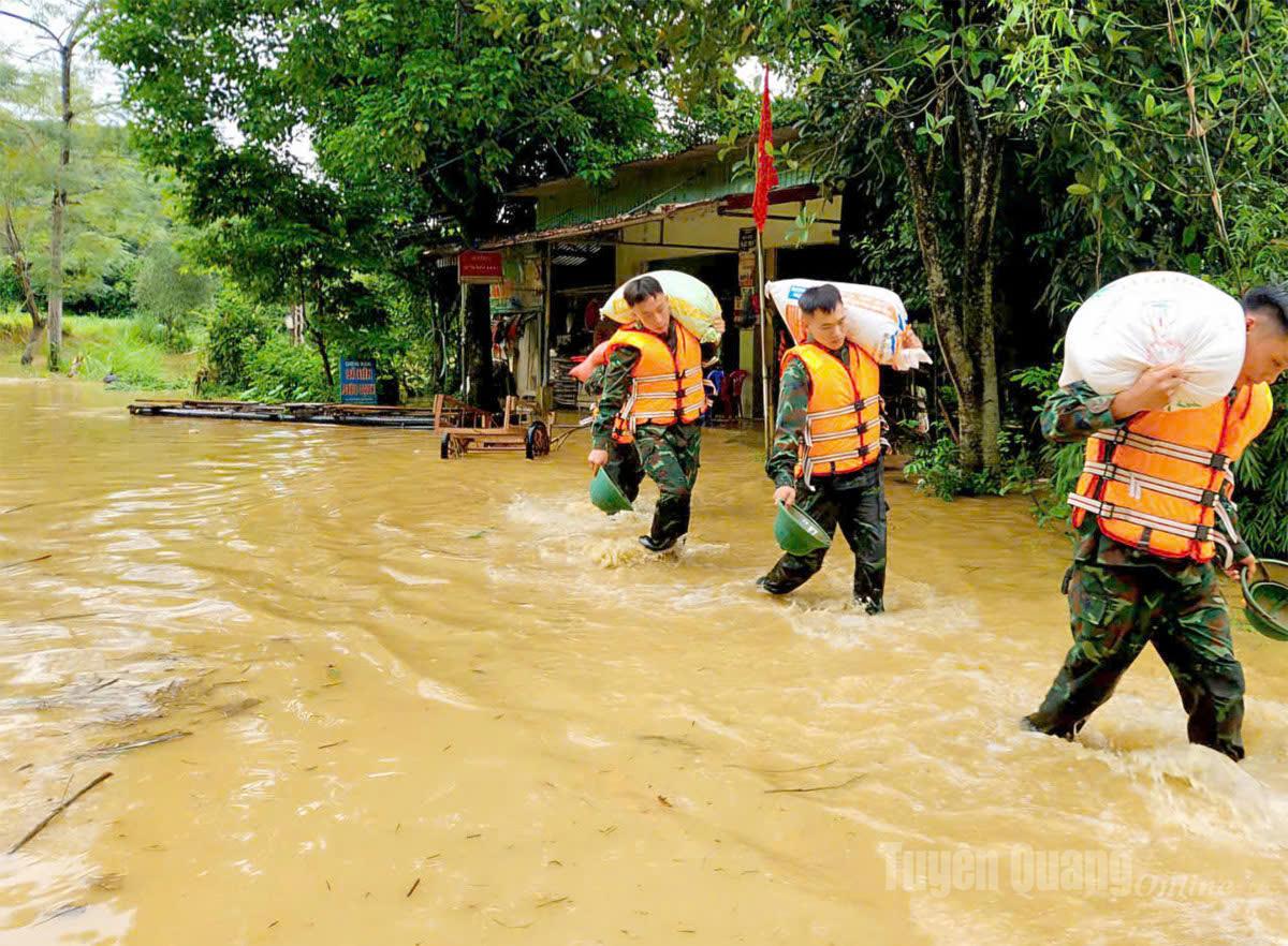 Cán bộ, chiến sĩ Ban Chỉ huy phòng thủ khu vực 3 - Bắc Quang cứu trợ tại thôn Lũng Cu, xã Bắc Quang. Ảnh: Mộc Lan.