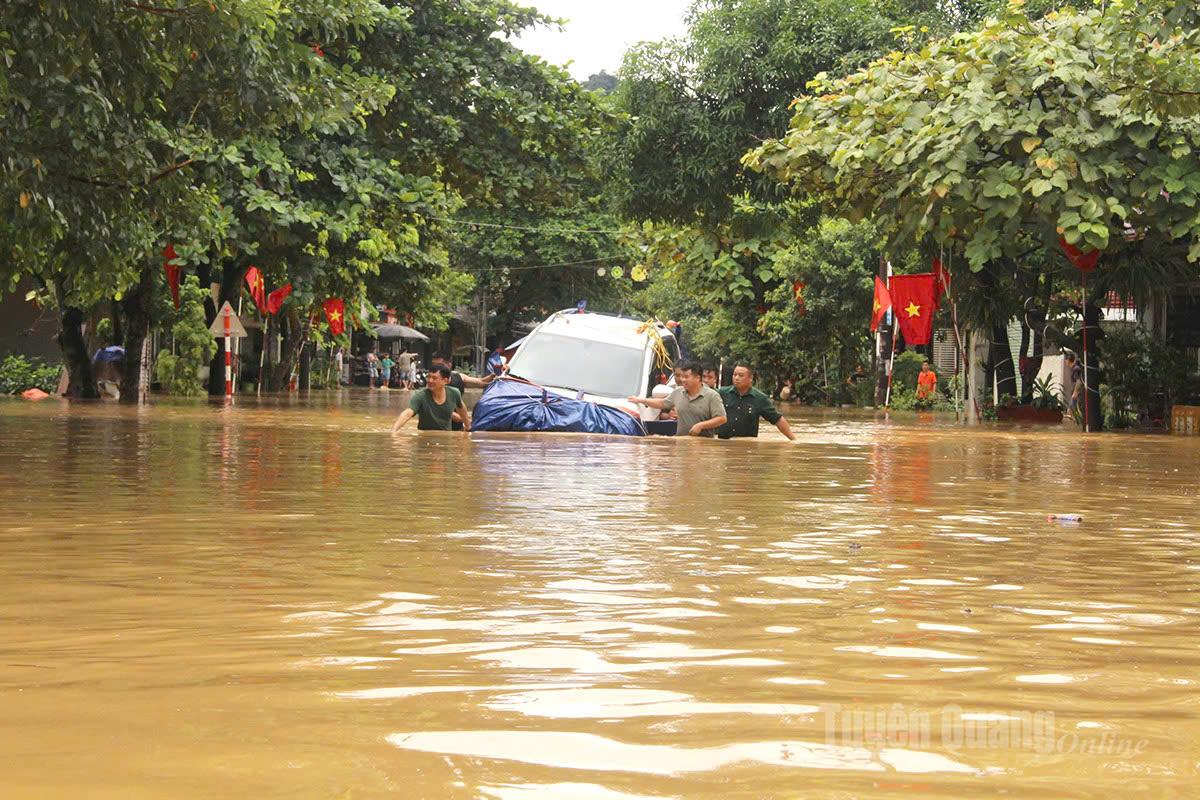 Cán bộ, chiến sỹ Trung đoàn 877, Bộ Chỉ huy Quân sự tỉnh hỗ trợ người dân di dời tài sản. Ảnh Hoàng Hà