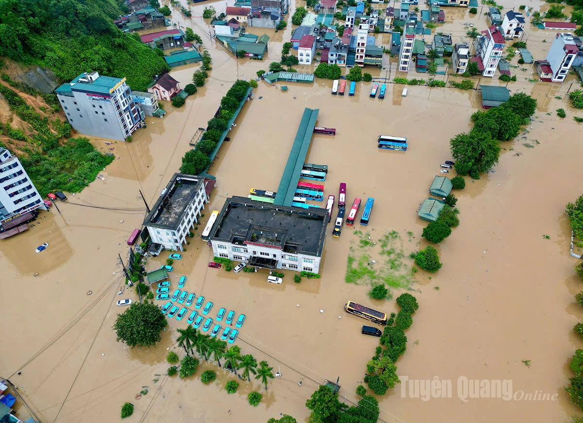 Khu vực bến xe Hà Giang, phường Hà Giang 1 chìm trong biển nước. Ảnh: Mộc Lan