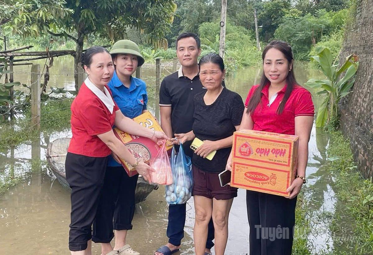 MTTQ và các đoàn thể xã Nhữ Khê hỗ trợ nhu yếu phẩm cho người dân vùng ngập lụt. Ảnh: Thùy Lê