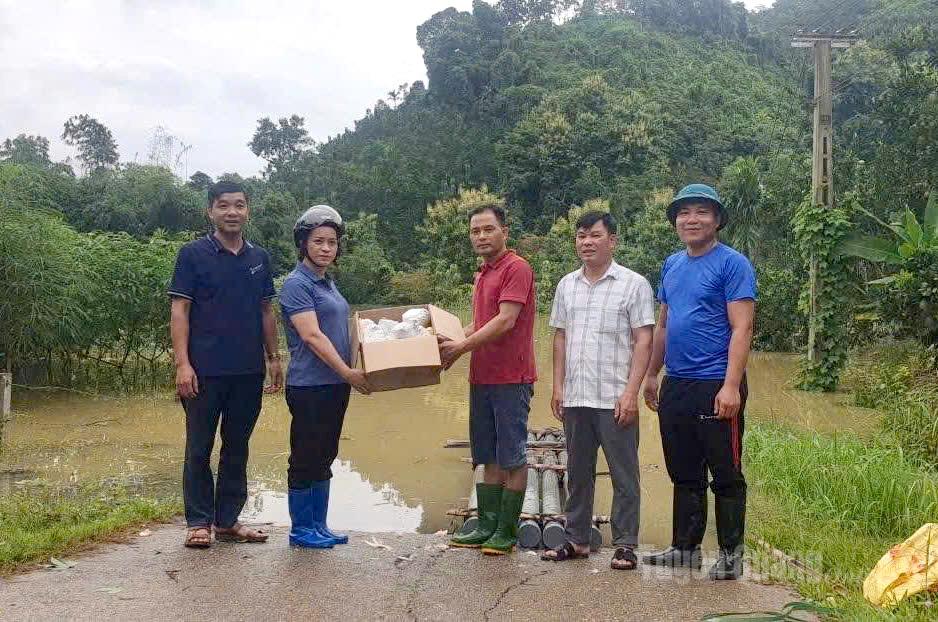 Đảng ủy, UBND xã Xuân Vân phối hợp với Trạm Y tế Phúc Ninh cấp thuốc khử trùng và túi thuốc gia đình cho các hộ dân tại các thôn bị ngập. Ảnh: Như Quỳnh