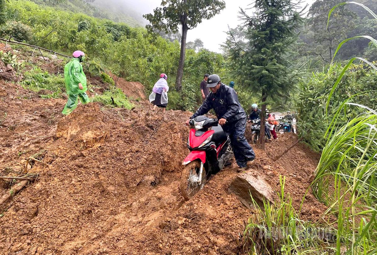 Sạt lở trên Quốc lộ 4D thuộc địa phận xã Pà Vầy Sủ khiến người dân gặp nhiều khó khăn trong việc di chuyển. Ảnh: Ánh Dương
