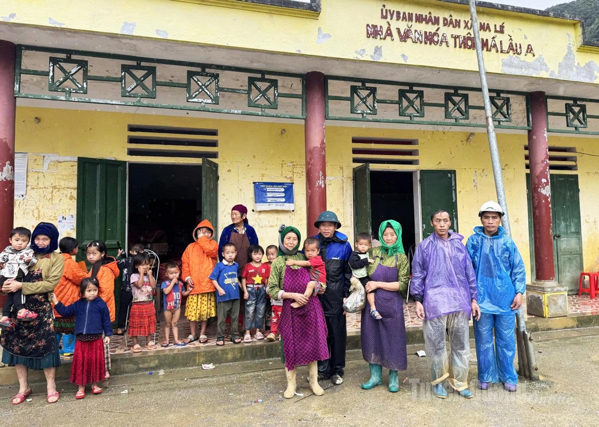 Lãnh đạo xã Lũng Cú thăm hỏi các gia đình thuộc diện phải di dời khẩn cấp tại thôn Má Lầu A. Ảnh: Trần Kế