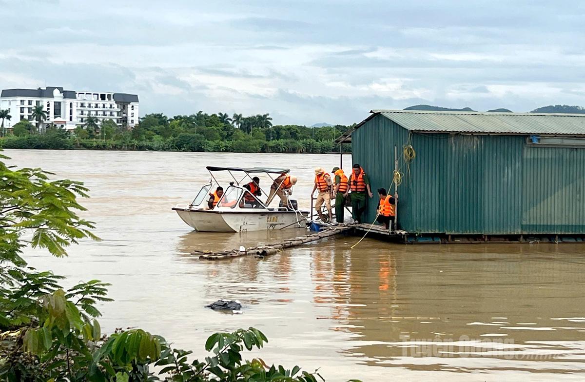 Mực nước sông Lô đoạn qua phường Minh Xuân dâng cao một số nhà bè có nguy cơ bị cuốn trôi, các lực lượng Cảnh sát giao thông, Công an phường Minh Xuân, Quân đội sử dụng Ca nô mang theo dây thừng giúp các hộ dân neo buộc lại nhà bè bảo đảm an toàn tài sản. Ảnh: Lý Thịnh