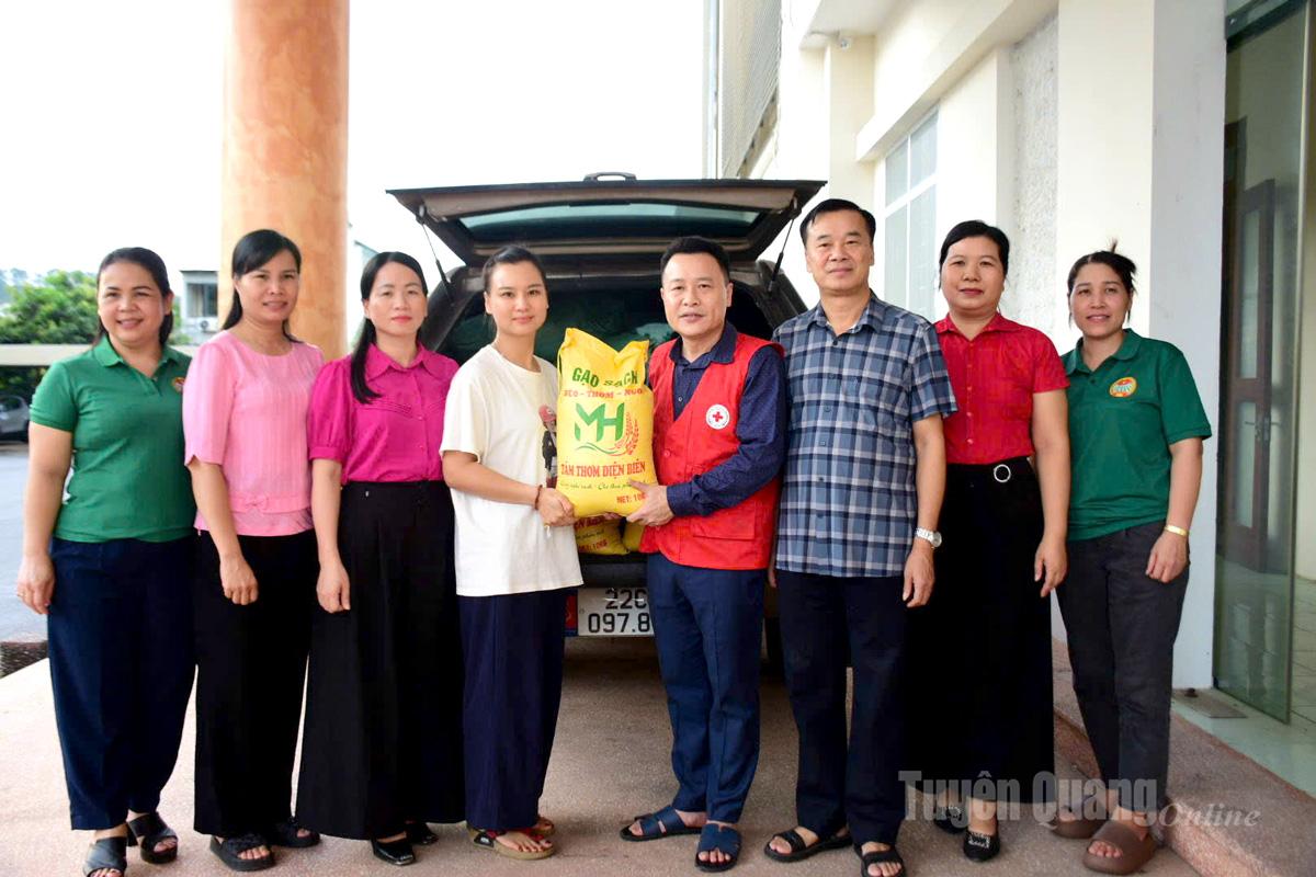 Hội Chữ thập đỏ tỉnh tiếp nhận gạo ủng hộ nhân dân vùng lũ.