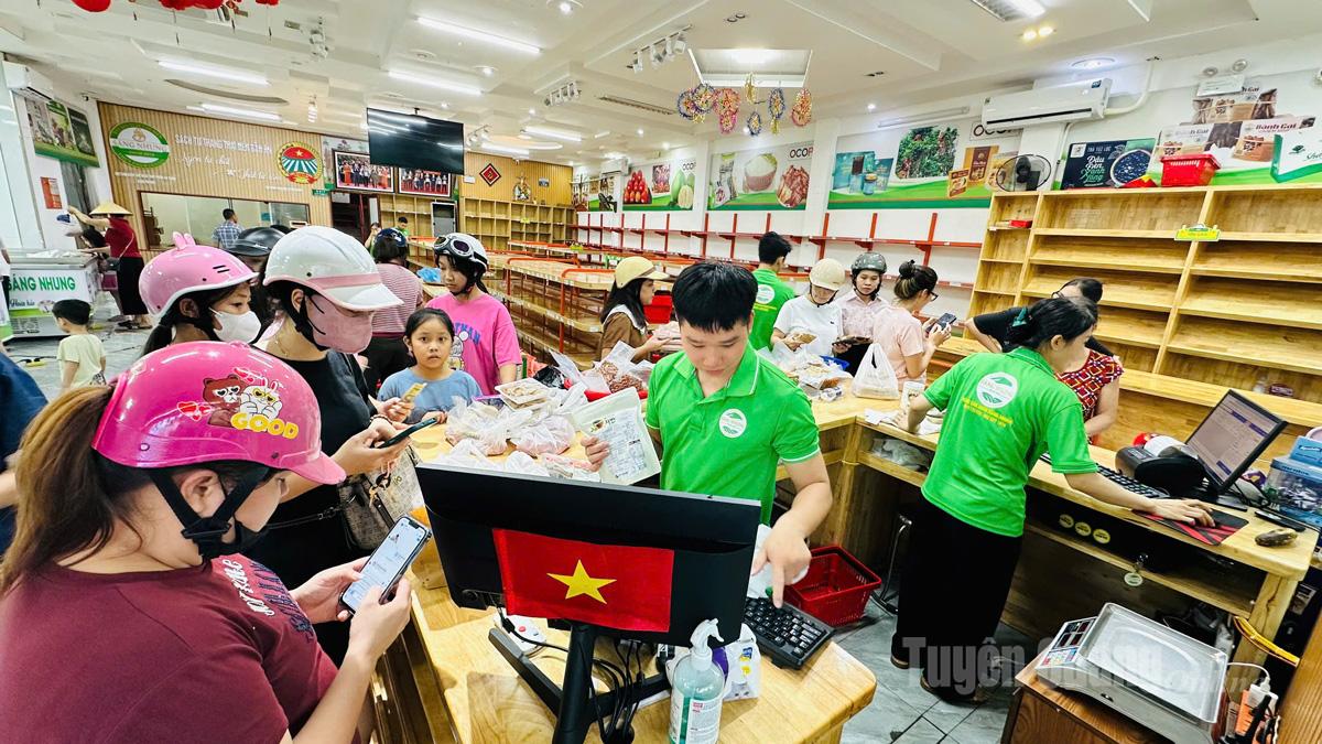 Người dân khu vực phường Minh Xuân mua thực phẩm tích trữ. Ảnh: Thu Hằng