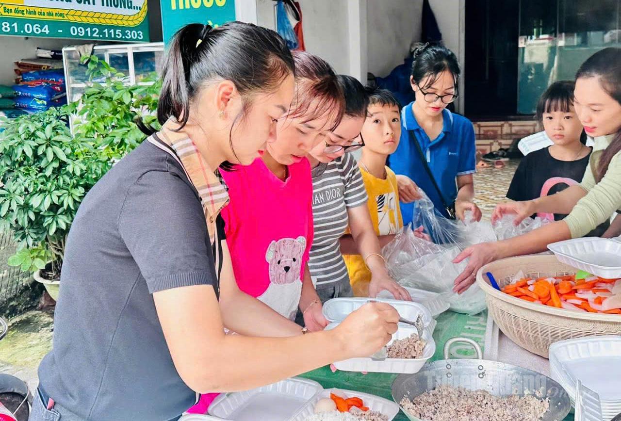 Ủy ban Mặt trận Tổ quốc xã Vị Xuyên kịp thời phát động phong trào nấu cơm cứu trợ bà con trong lúc khó khăn do thiên tai. Ảnh: Mộc Lan