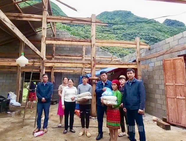 Lãnh đạo xã Khâu Vai thăm hỏi gia đình ông Giàng Mí Già, thôn Làng Tỉnh Dào B vừa bị tốc mái. Ảnh: Trần Kế