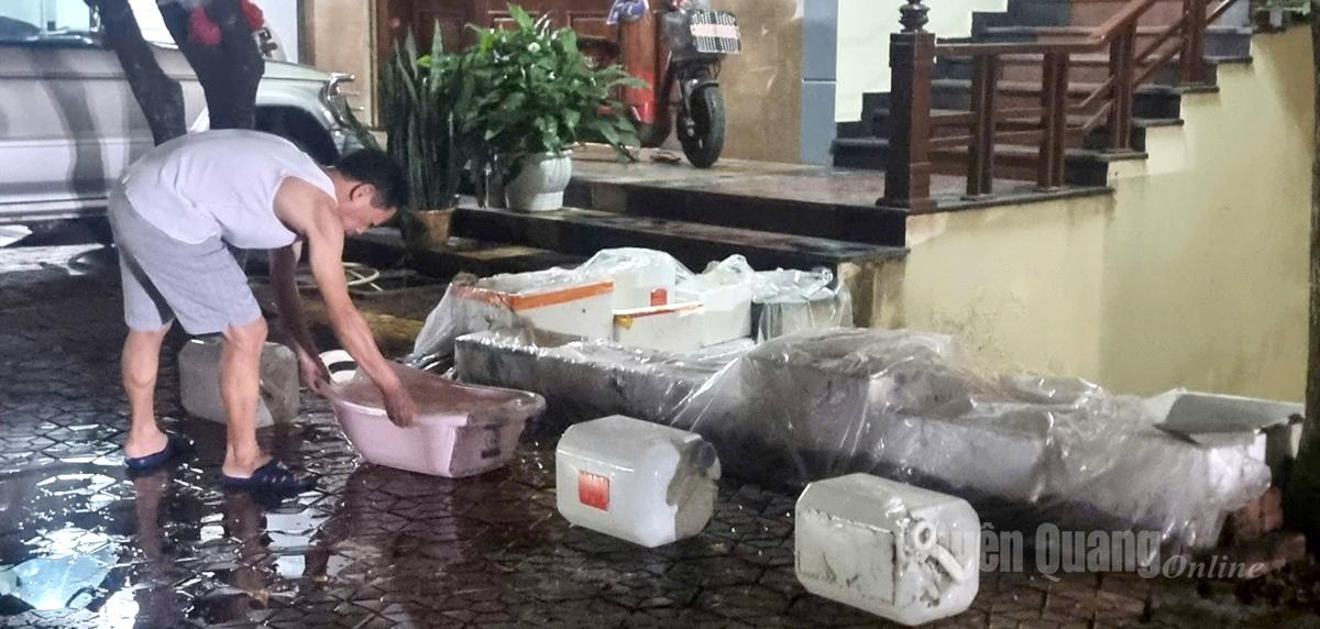 Người dân phố Lê Lợi 3 tìm cách ngăn nước chảy vào tầng âm. Ảnh: Thu Hương