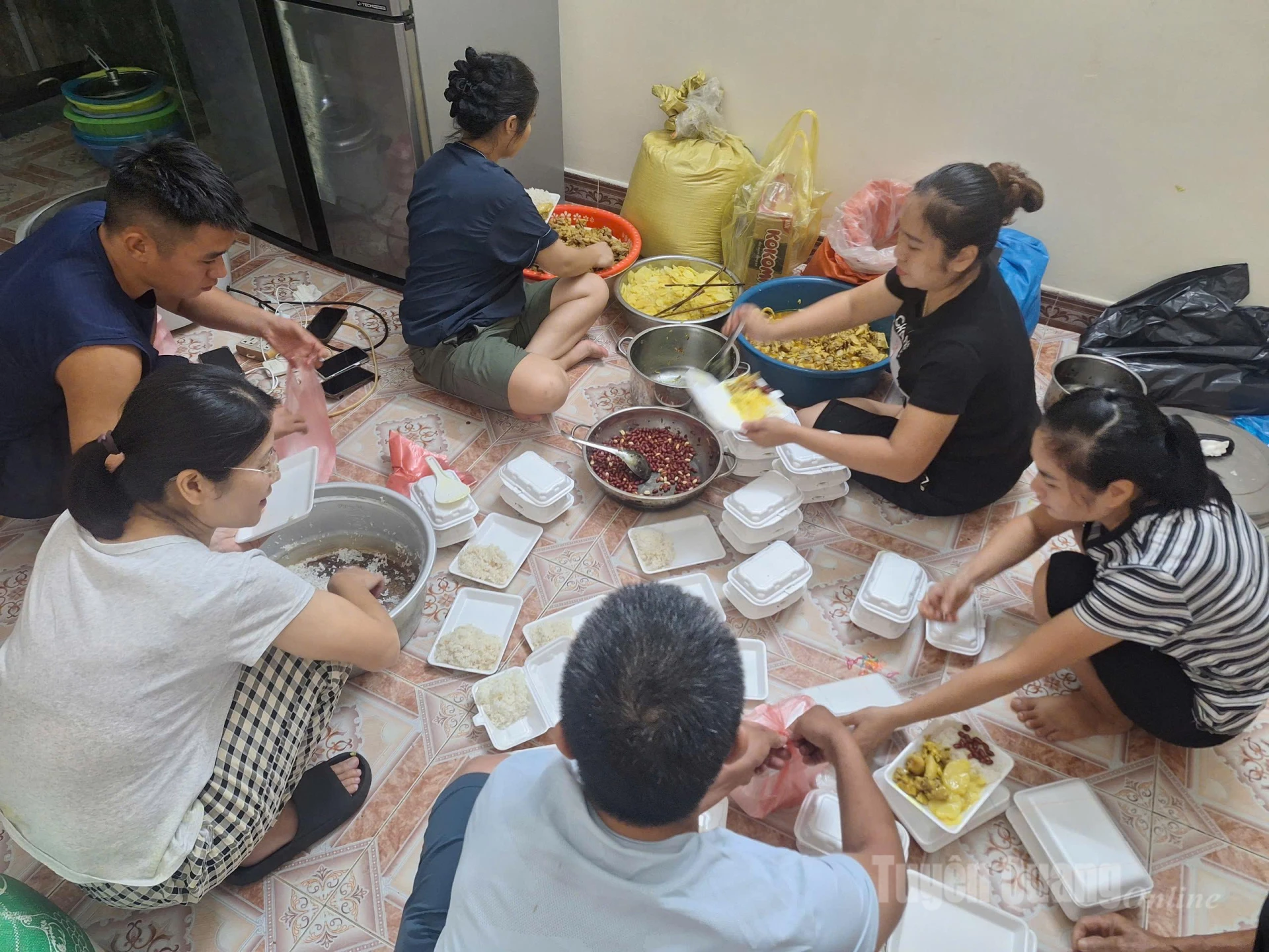20h tối, các nhà hảo tâm tại tổ 2, phường Hà Giang 1 vẫn tất bật chuẩn bị những suất cơm nghĩa tình để hỗ trợ bà con vùng ngập lụt. Ảnh: Nguyễn Yếm