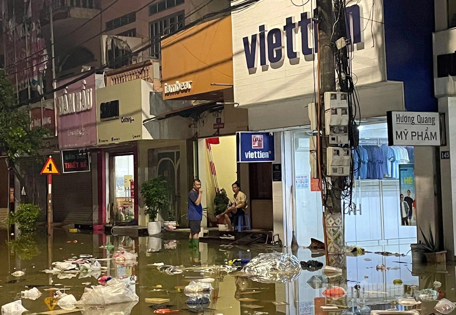 Nước tiếp tục dâng cao tại khu vực ngã 8, phường Minh Xuân, rác thải trôi nổi dày đặc, nhiều hộ kinh doanh bị ngưng trệ. Ảnh: Mai Dung