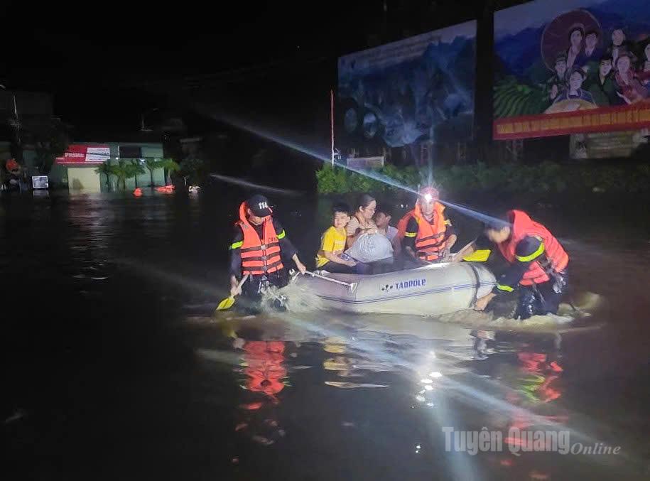 Lực lượng Cảnh sát phòng cháy và cứu nạn, cứu hộ, Công an tỉnh tích cực hỗ trợ người dân phường Hà Giang 1 ra khỏi vùng ngập sâu. Ảnh: Mộc Lan