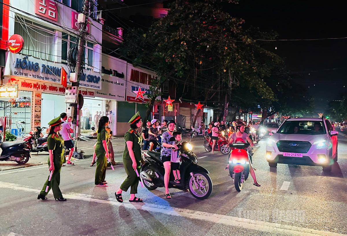 Lực lượng Công an phường Minh Xuân phân luồng giao thông, nhắc nhở người dân tránh xa khu vực ngập nước. Ảnh: Thu Hằng