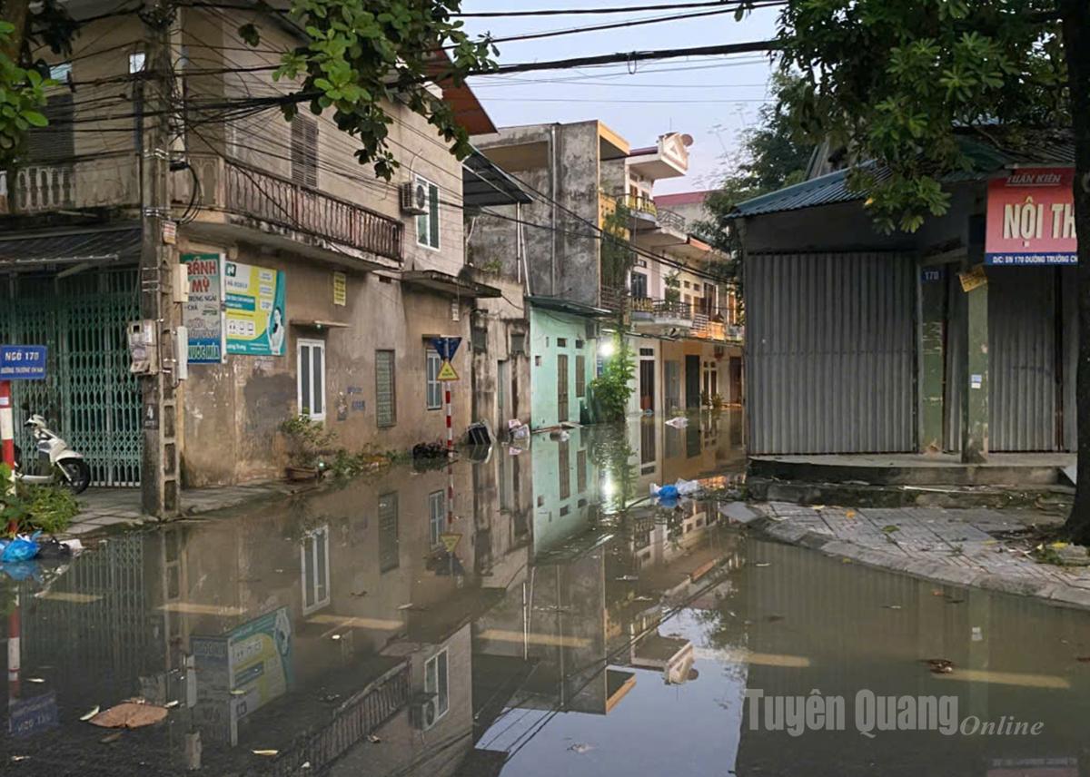 Tại một số ngõ trên đường Trường Chinh, phường Minh Xuân, nước vẫn đang lên chậm và tràn ra tuyến đường chính.