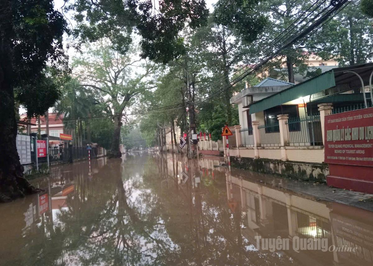 5.45 phút, tại khu vực tổ 7, đường Xuân Hoà, phường Minh Xuân, nước đã tràn lên mặt đường 30-40cm. Ảnh: Hoàng Ngọc