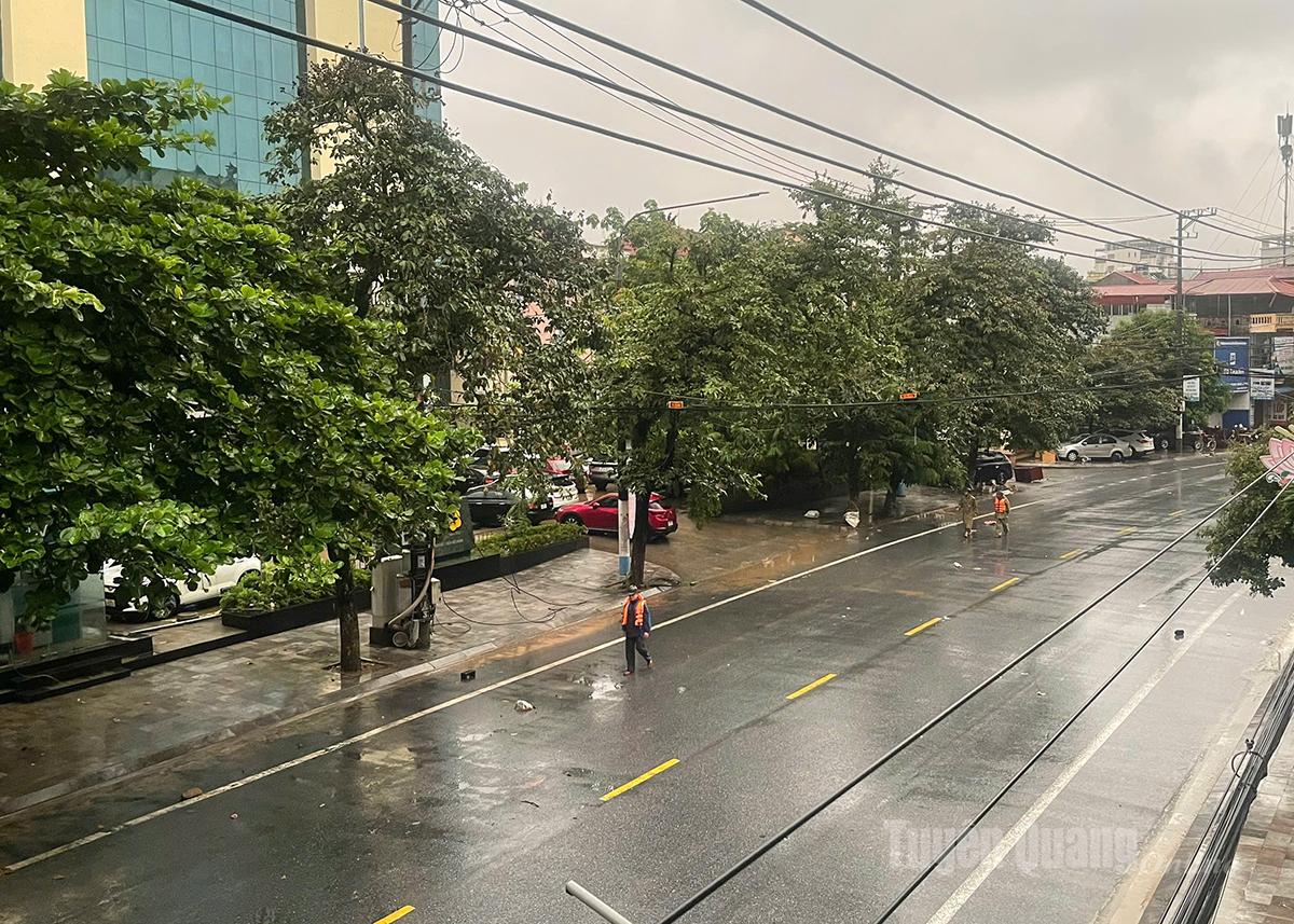 Tại đường Nguyễn Trãi, tổ dân phố số 9, phường Hà Giang 1, nước đã rút hết. Lực lượng công an đi kiểm tra sau lũ. Ảnh: Thảo Nguyên
