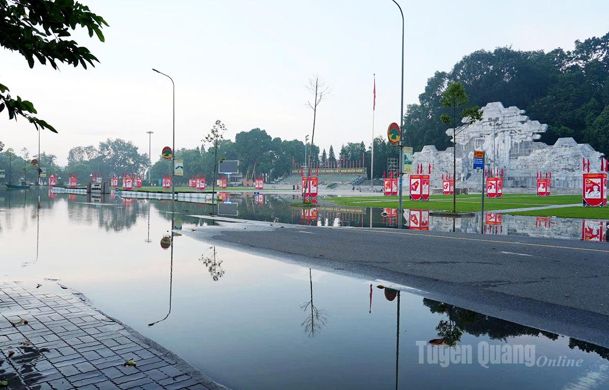 Nước bắt đầu chững lại tại quảng trường Nguyễn Tất Thành