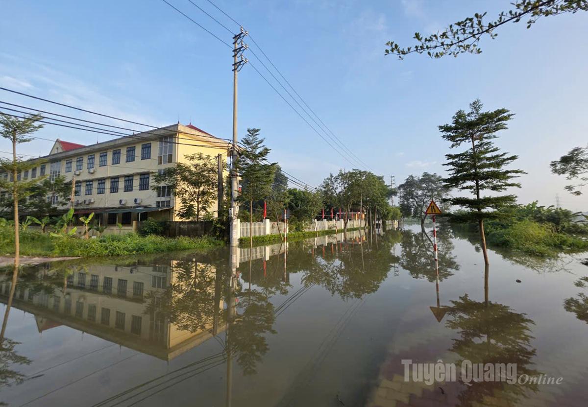 Trường THPT Ỷ La, phường Minh Xuân đã ngập sâu hơn 1 m. Ảnh: Huy Hoàng