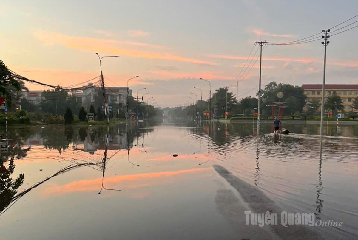 Khu vực Quảng trường TP Tuyên Quang (cũ) nước đã ngập sâu. Ảnh chụp lúc 6h30: Trang Hoàng