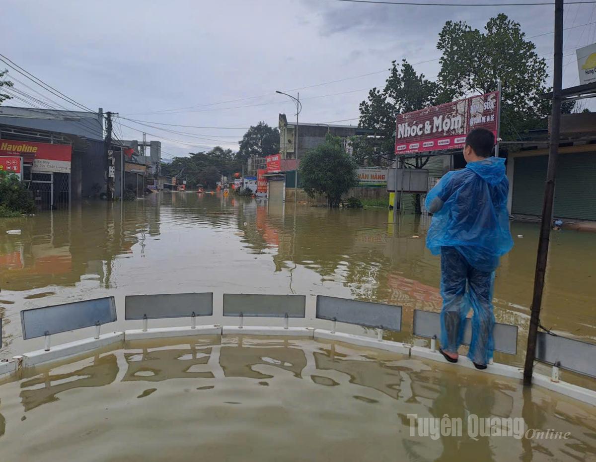 Khu vực thôn Đô Thượng 2, xã Xuân Vân vẫn ngập sâu trong nước. Ảnh: Thuý Nga
