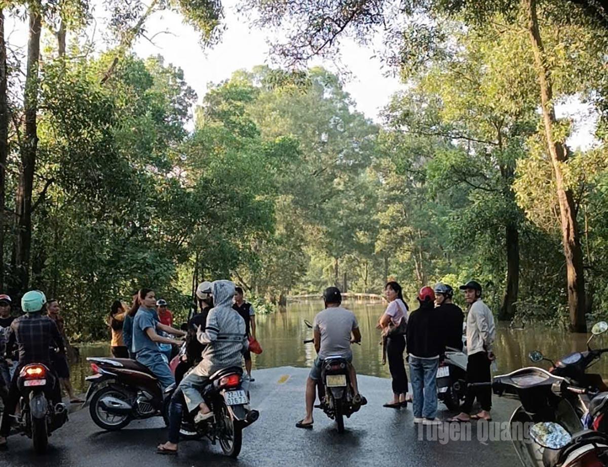 Khu vực trại giam Quyết Tiến nước ngập khá sâu, các phương tiện không lưu thông qua được. Ảnh: Linh Chi