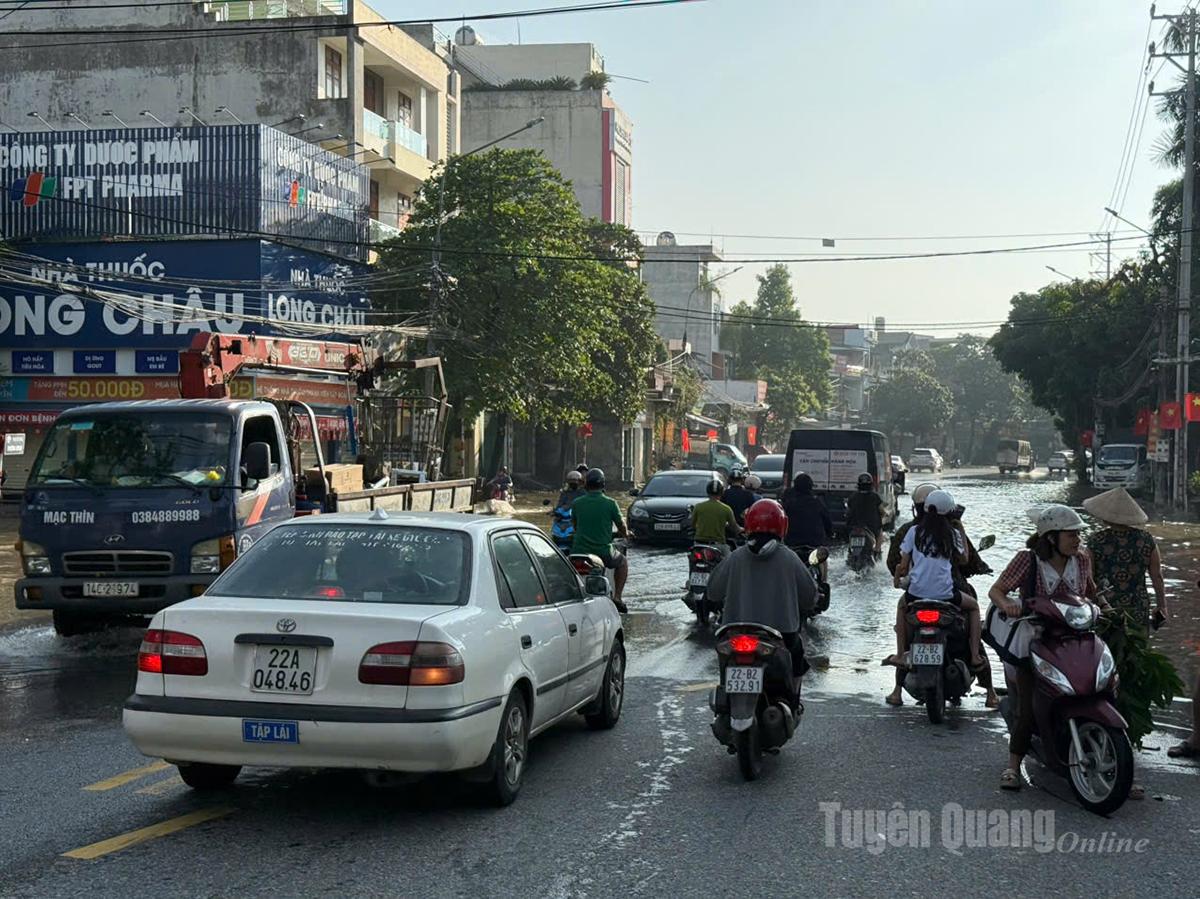 Đoạn đường Trường Chinh gần khu chợ số 4 Ỷ La phường Minh Xuân nước đang lên ảnh hưởng đến việc đi lại của người dân - ảnh Minh Thuỷ