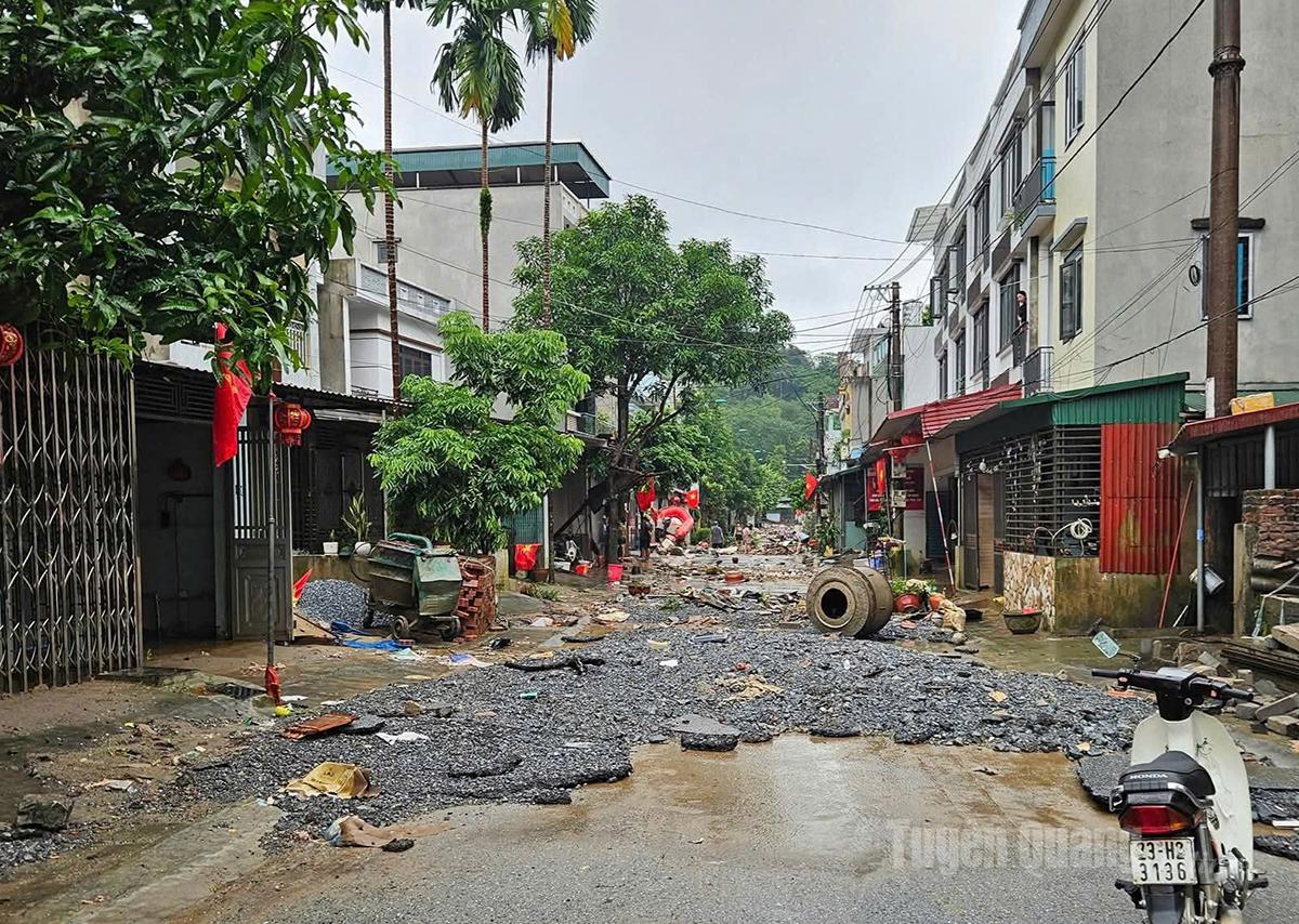 Phố Nguyễn Chí Thanh, tổ 4, phường Hà Giang 2 ngổn ngang đất đá, rác thải sau trận lũ, nhiều đoạn đường hư hỏng nặng. Ảnh: Nguyễn Yếm
