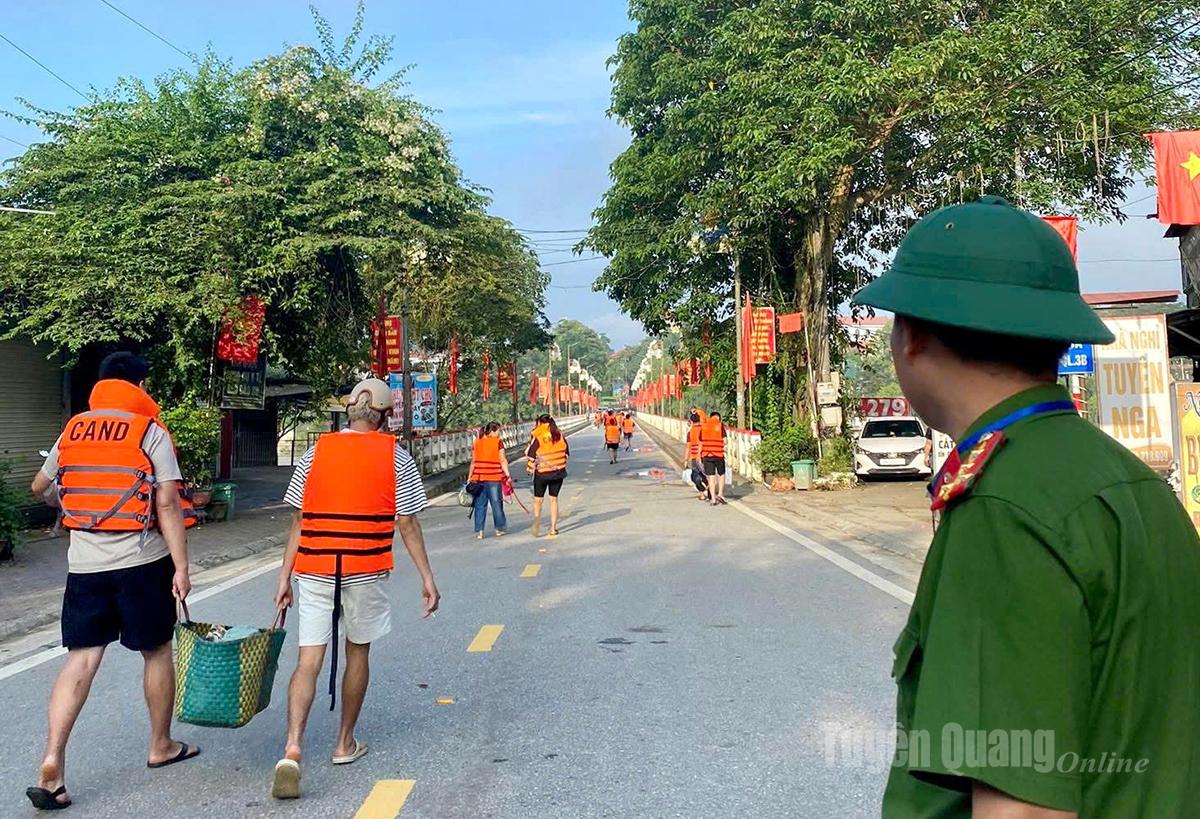 Tại cầu Chiêm Hoá, nước đã rút, các phương tiện được phép lưu thông trở lại. Ảnh: Như Quỳnh