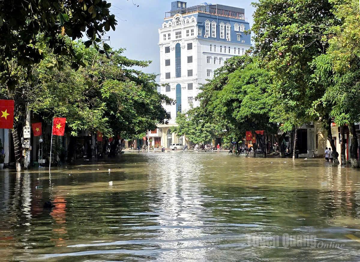 Đường 17 tháng 8 (đoạn gần Tòa án tỉnh) bị ngập sâu. Ảnh: Huy Hoàng