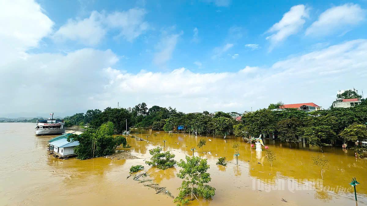 Khu vực đường Chiến thắng sông Lô vẫn ngập sâu trong nước. Ảnh: Thu Hằng