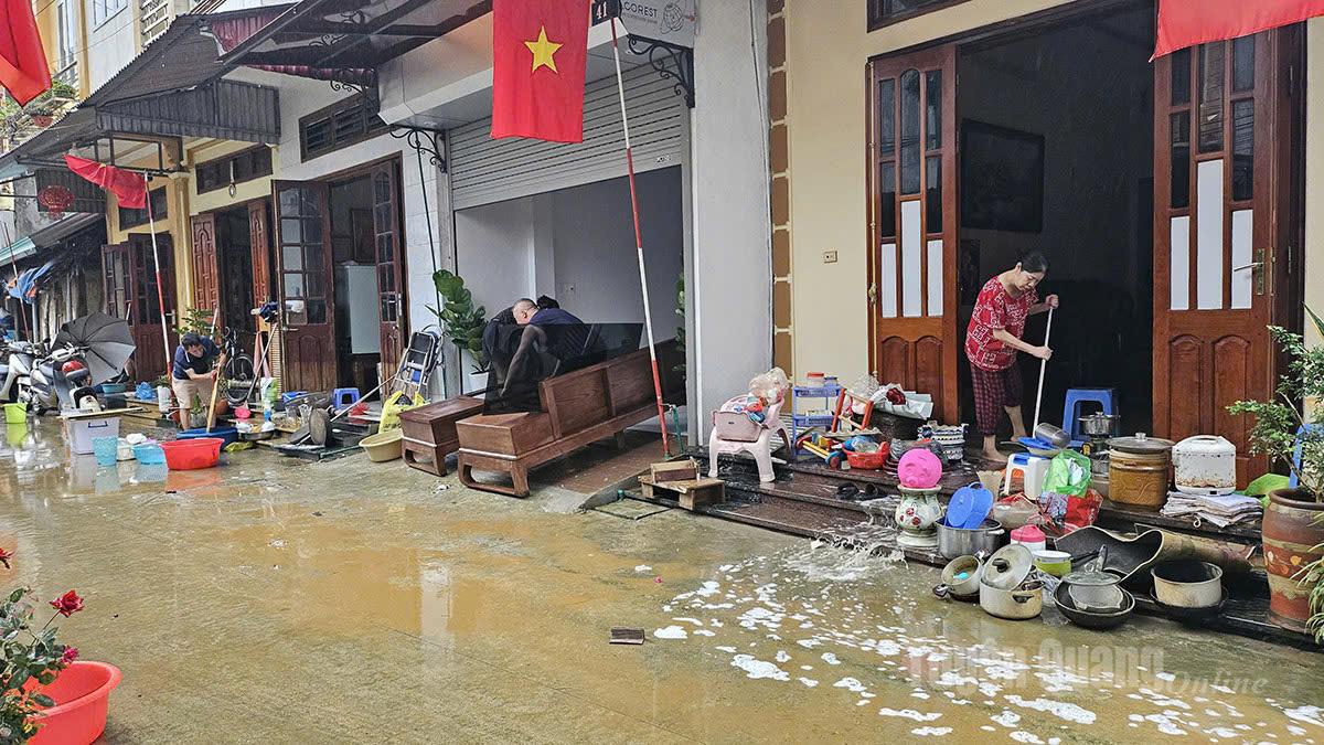 Người dân tổ 3 Trần Phú, phường Hà Giang 2 tích cực dọn dẹp nhà cửa sau lũ rút. Ảnh: Hồng Cừ