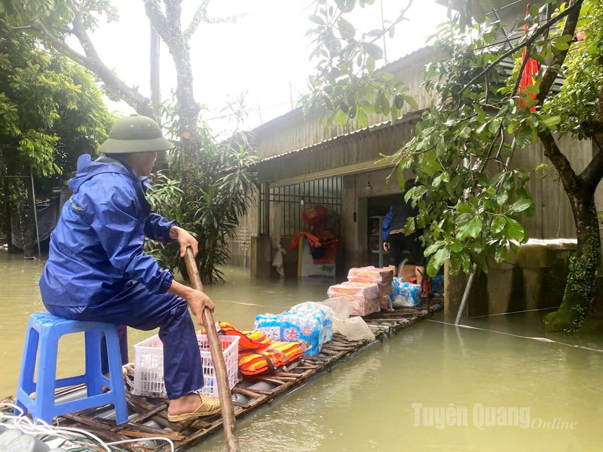 Lực lượng chức năng xã Việt Lâm cung cấp nhu yếu phẩm cho các hộ vùng trũng vẫn đang bị cô lập. Ảnh: Lý Thu