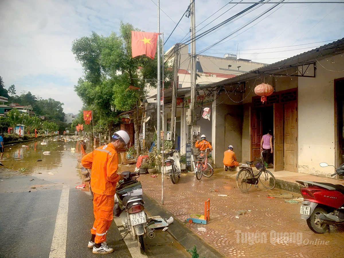 Nước rút Đội quản lý điện lực khu vực Nà Hang khắc phục sự cố về điện để sớm cấp điện sinh hoạt cho người dân. Ảnh: Cao Huy