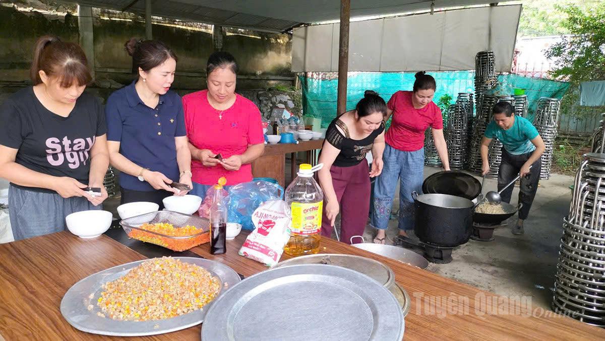 Nhân dân xã Chiêm Hoá tiếp tục nấu cơm hỗ trợ các lực lượng  thực hiện cứu trợ. Ảnh: Trang Hoàng
