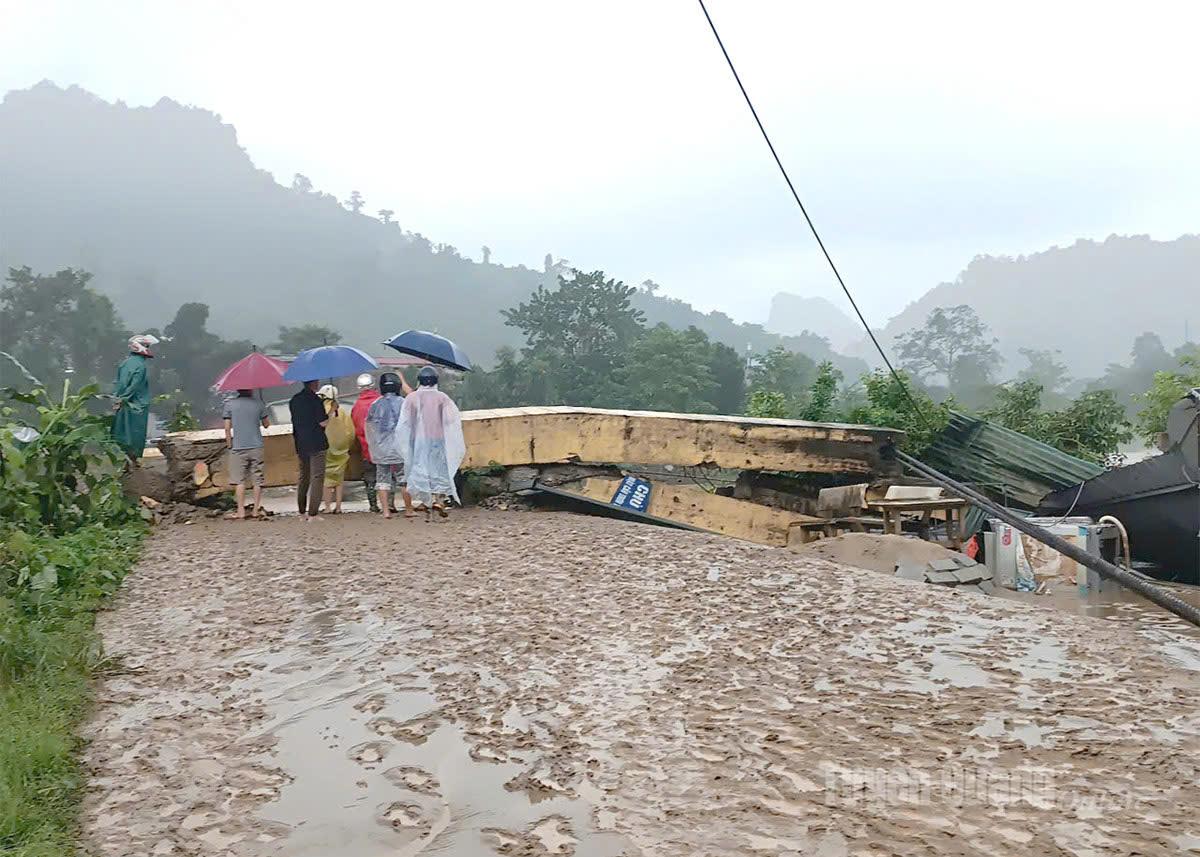 Cầu treo Quang Trung tổ 7 phường Hà Giang 2 bị đổ sập sau khi nước rút. Ảnh: Hồng Hà