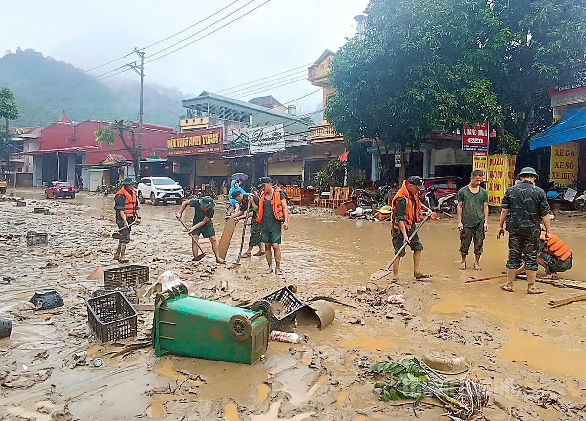 Bộ đội trung đoàn 877, Bộ chỉ huy Quân sự tỉnh dọn dẹp đất đá tuyến đường Lý Thường Kiệt ( chân dôc dài) phường Hà Giang 2 giúp các phương tiện lưu thông dễ dàng. Ảnh: Hồng Hà