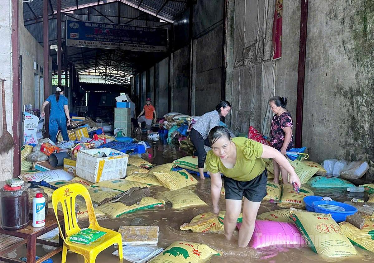 Người dân xã Vị Xuyên thu gom rác thải và dọn dẹp nhà ở sau khi nước rút. Ảnh: Mộc Lan