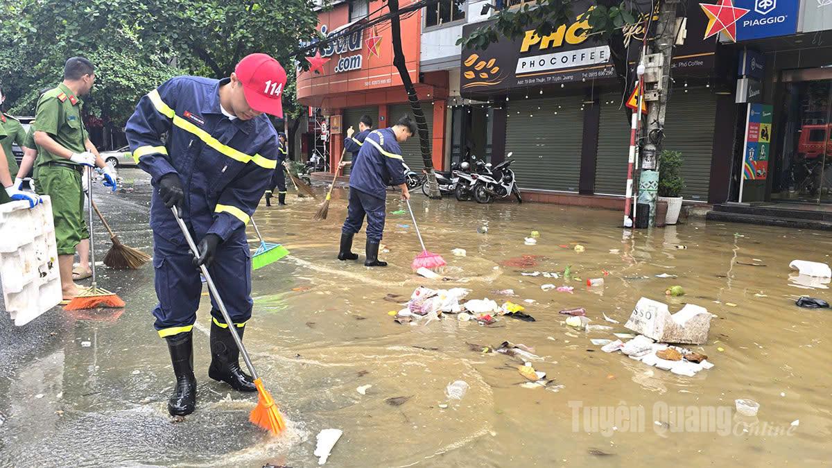 Ngay khi nước rút dần, Phòng Cảnh sát Phòng cháy chữa cháy và cứu nạn, cứu hộ, Công an tỉnh huy động cán bộ, chiến sĩ, phương tiện hỗ trợ vệ sinh môi trường trên địa bàn phường Minh Xuân. Ảnh: Kỳ Dao.
