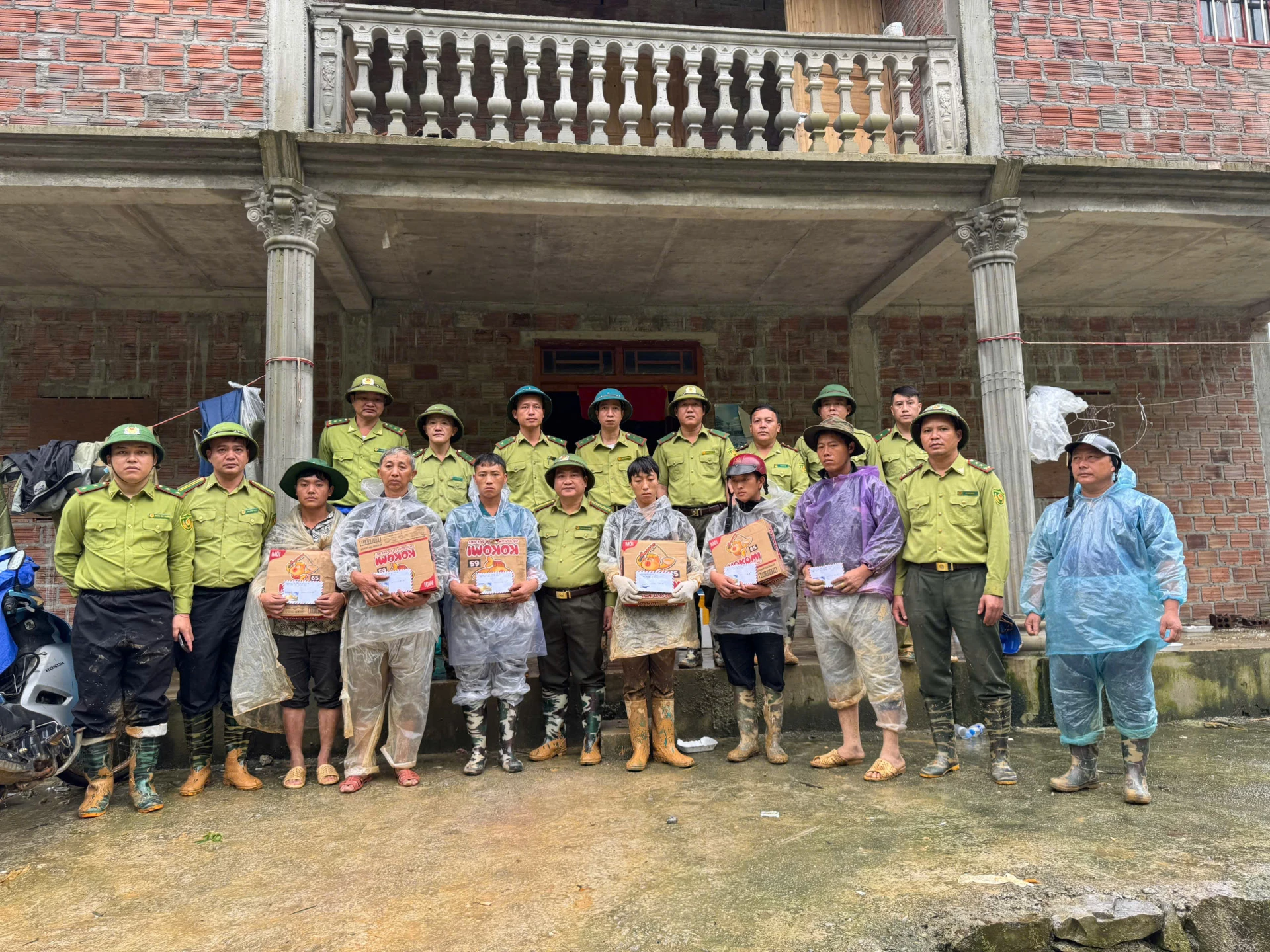 Lực lượng chức năng và các mạnh thường quân cùng hỗ trợ chuẩn bị các xuất quà trao cho người dân. Nguyễn Yếm.