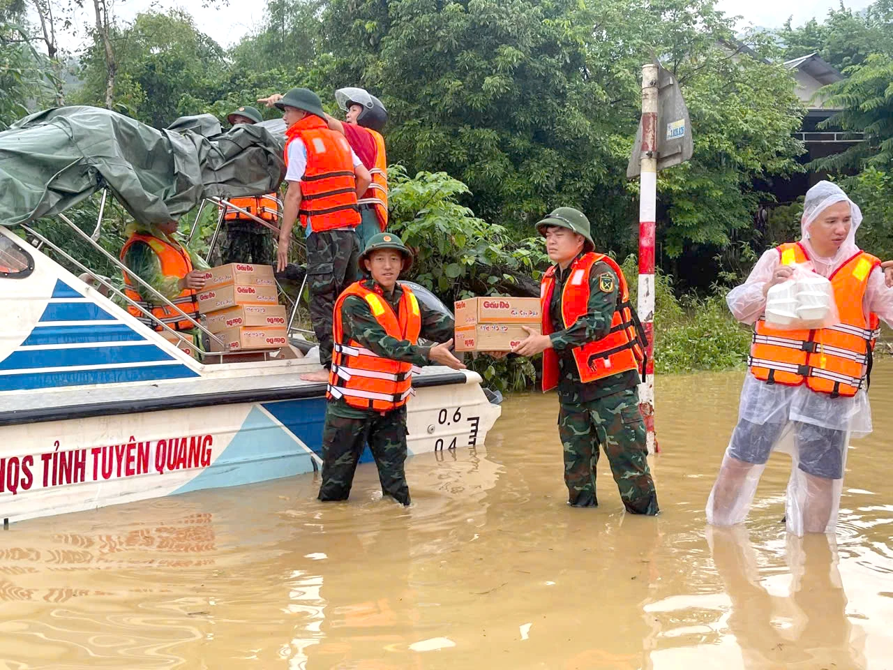Cán bộ, chiến sĩ Ban Chỉ huy phòng thủ khu vực 2- Vị Xuyên tiếp nhận lương thực, thực phẩm cấp phát cho các hộ dân tại tổ 16, xã Vị Xuyên.