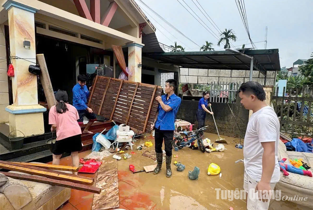 Tranh thủ nước rút, ĐVTN cùng nhân dân xã Vị Xuyên dọn dẹp nhà cửa khắc phục hậu quả bão lũ. Ảnh: Lý Thu